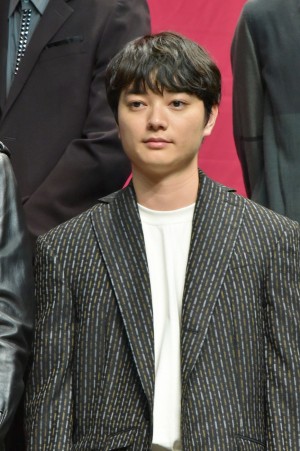 映画『パンク侍、斬られて候』完成披露舞台挨拶イベントに登壇した染谷将太