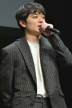 映画『パンク侍、斬られて候』完成披露舞台挨拶イベントに登壇した染谷将太