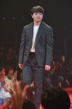 映画『パンク侍、斬られて候』完成披露舞台挨拶イベントに登壇した染谷将太