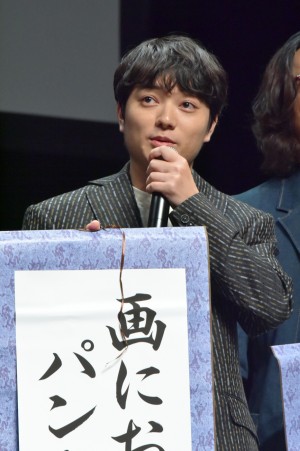 映画『パンク侍、斬られて候』完成披露舞台挨拶イベントに登壇した染谷将太