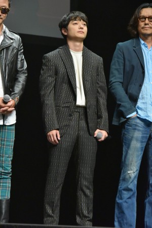 映画『パンク侍、斬られて候』完成披露舞台挨拶イベントに登壇した染谷将太