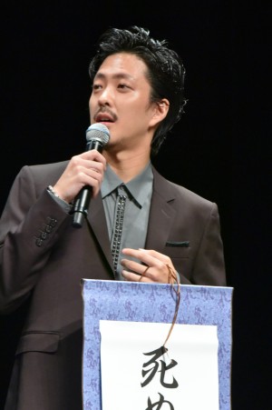映画『パンク侍、斬られて候』完成披露舞台挨拶イベントに登壇した若葉竜也