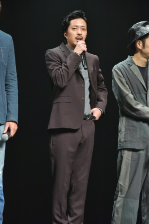 映画『パンク侍、斬られて候』完成披露舞台挨拶イベントに登壇した若葉竜也