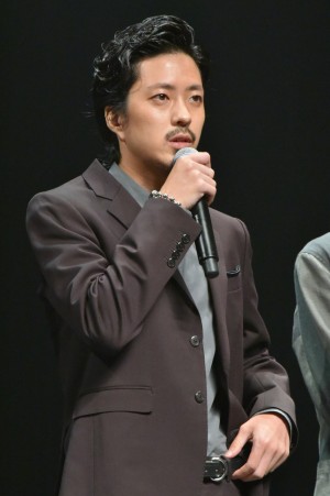 映画『パンク侍、斬られて候』完成披露舞台挨拶イベントに登壇した若葉竜也