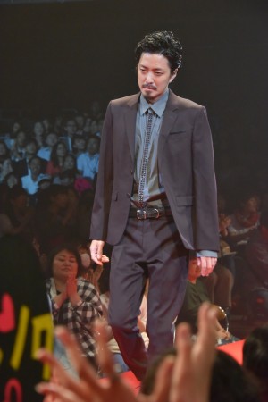 映画『パンク侍、斬られて候』完成披露舞台挨拶イベントに登壇した若葉竜也