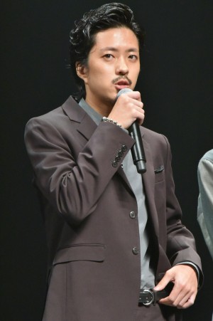 映画『パンク侍、斬られて候』完成披露舞台挨拶イベントに登壇した若葉竜也