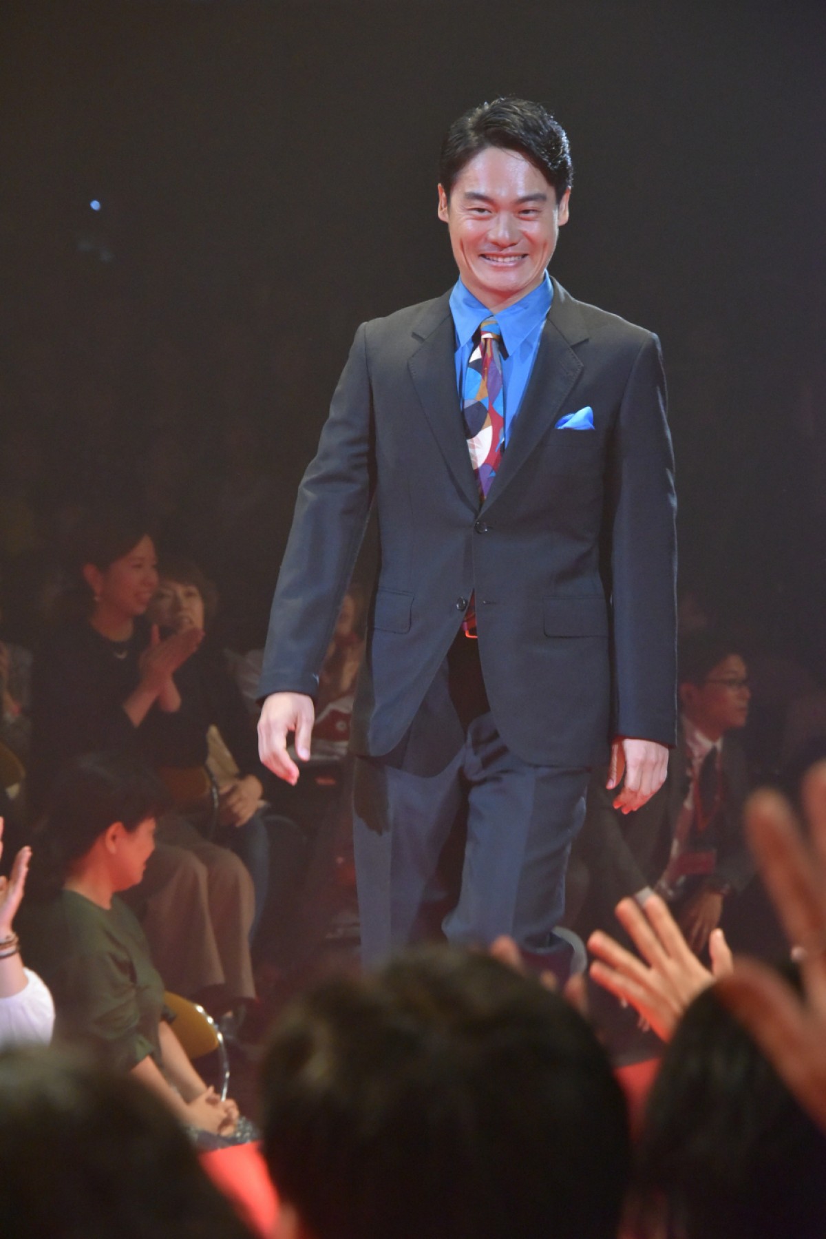 綾野剛、ギックリ腰になった豊川悦司を60分マッサージしてメロメロに