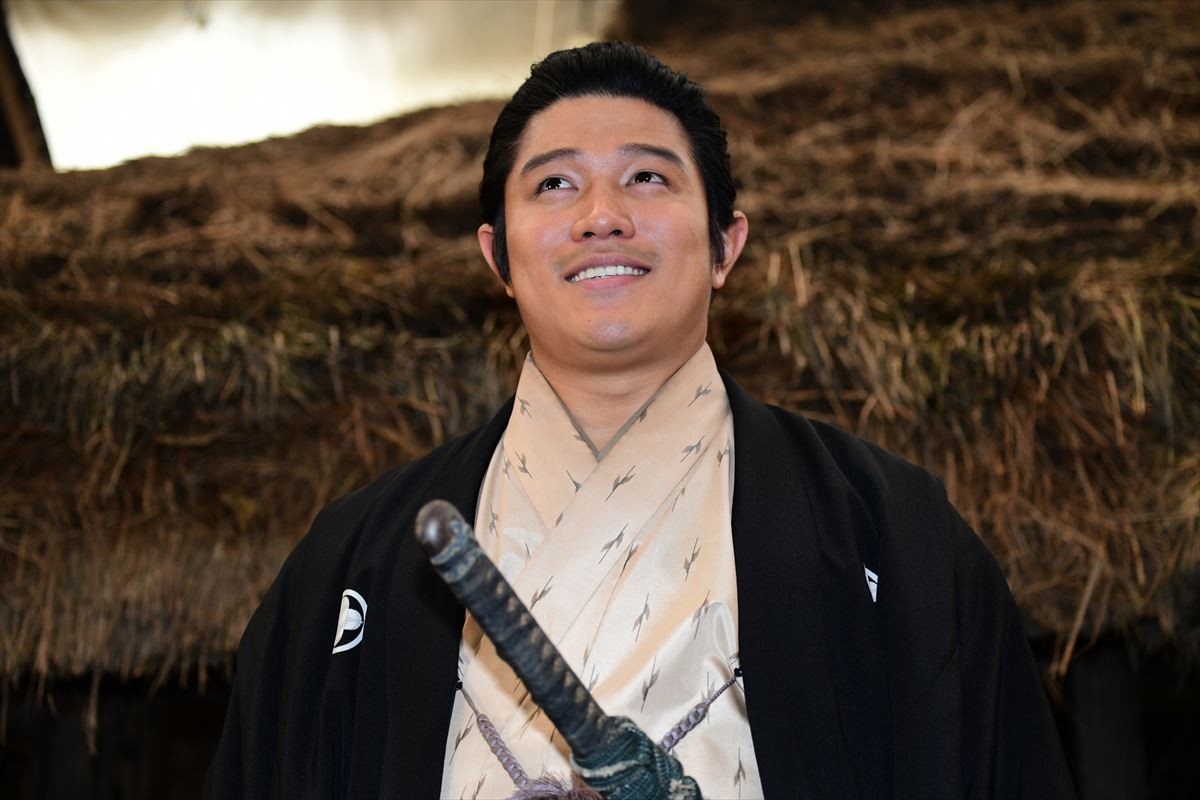 小栗旬が演じる坂本龍馬　鈴木亮平が「海上がりのサーファー」といじる