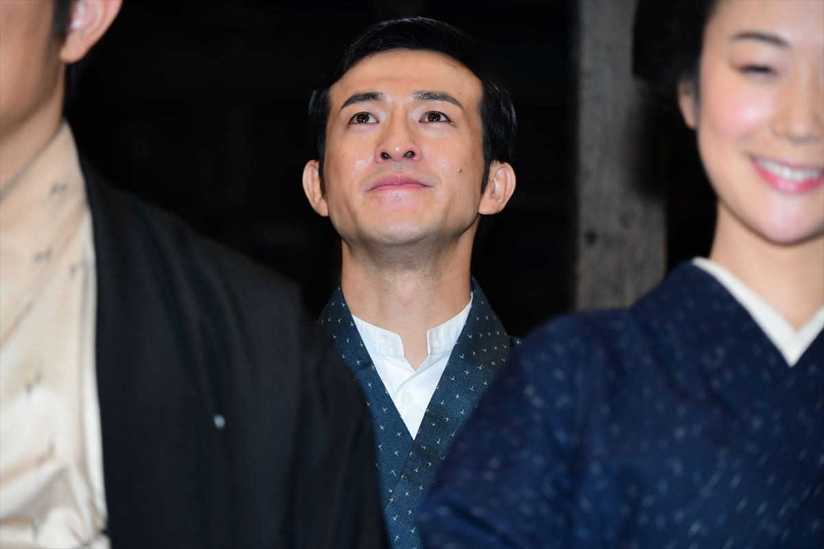 小栗旬が演じる坂本龍馬　鈴木亮平が「海上がりのサーファー」といじる