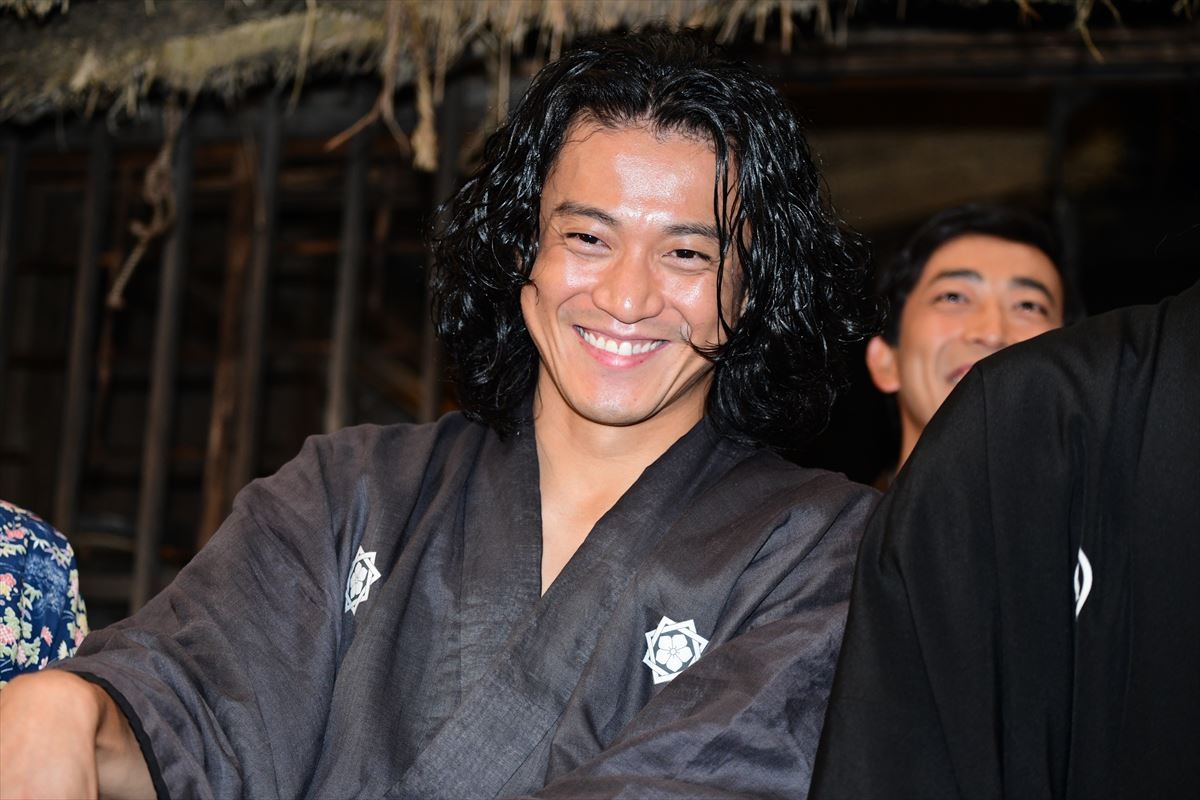 小栗旬が演じる坂本龍馬　鈴木亮平が「海上がりのサーファー」といじる