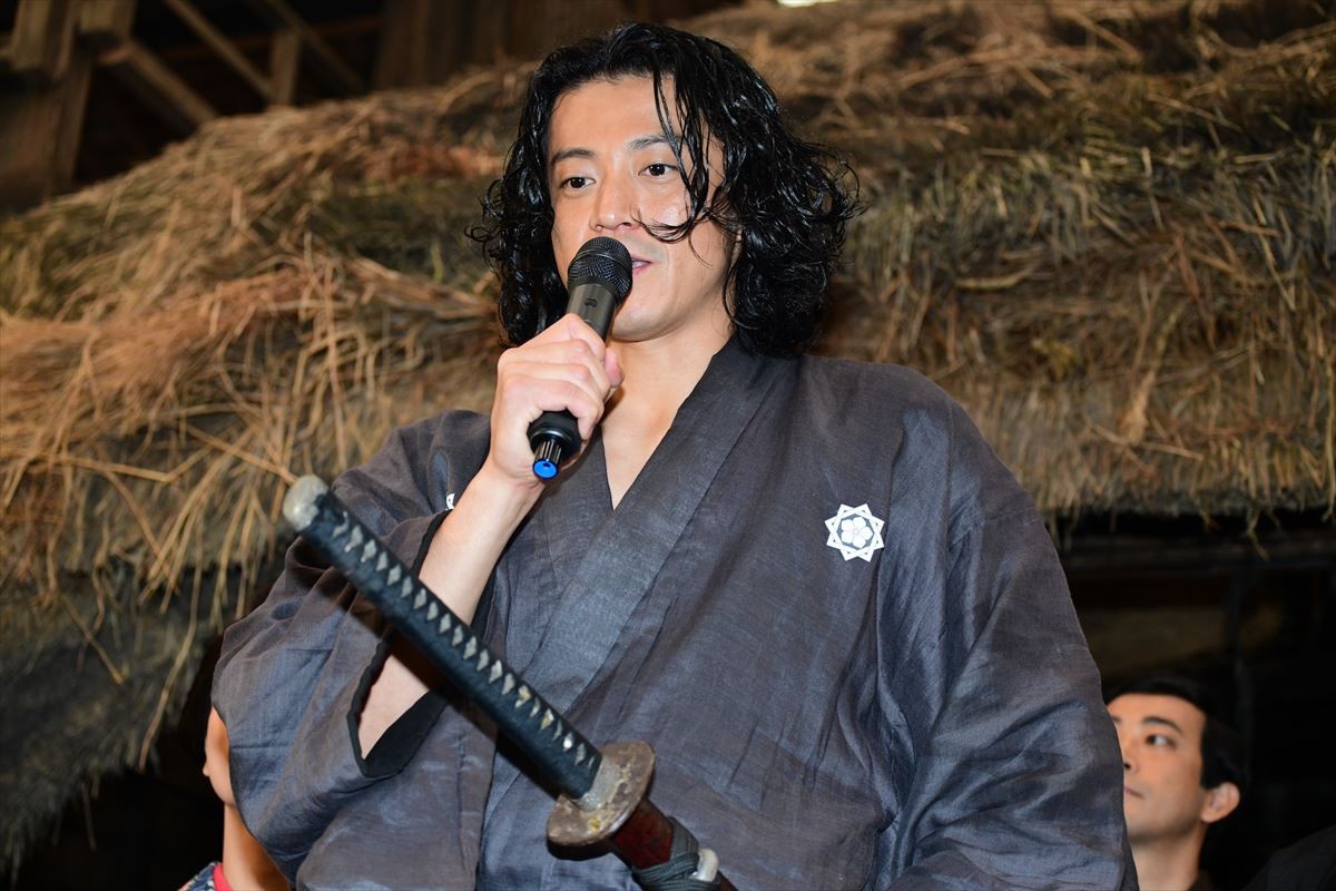 小栗旬が演じる坂本龍馬　鈴木亮平が「海上がりのサーファー」といじる