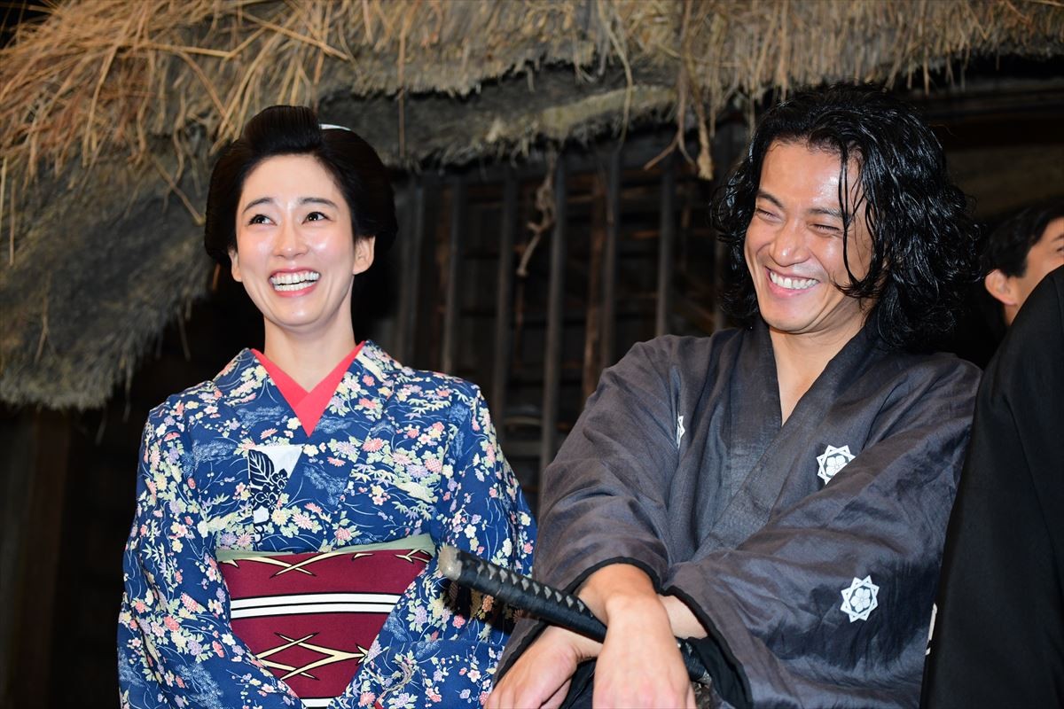 小栗旬が演じる坂本龍馬　鈴木亮平が「海上がりのサーファー」といじる