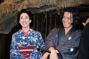 大河ドラマ『西郷どん』新たな出演者発表＆スタジオ取材会に登場した水川あさみ（左）、小栗旬（右）