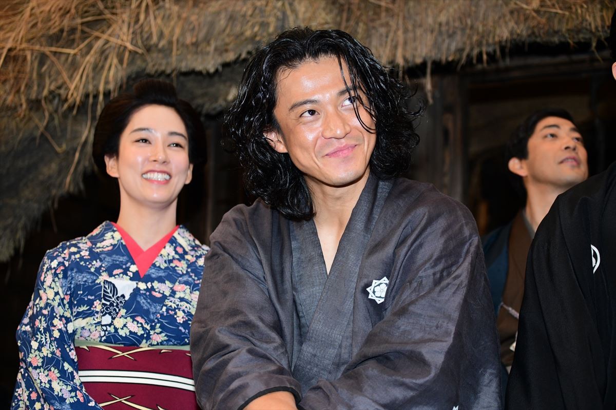 小栗旬が演じる坂本龍馬　鈴木亮平が「海上がりのサーファー」といじる