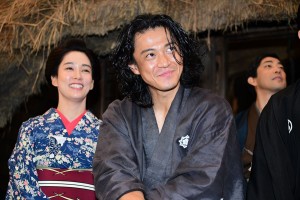 大河ドラマ『西郷どん』新たな出演者発表＆スタジオ取材会に登場した水川あさみ（左）、小栗旬（右）