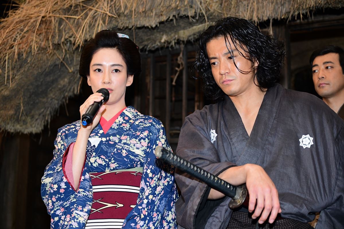 小栗旬が演じる坂本龍馬　鈴木亮平が「海上がりのサーファー」といじる