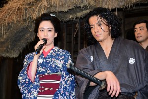 大河ドラマ『西郷どん』新たな出演者発表＆スタジオ取材会に登場した水川あさみ（左）、小栗旬（右）
