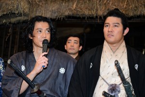 大河ドラマ『西郷どん』新たな出演者発表＆スタジオ取材会に登場した小栗旬（左）、鈴木亮平（右）