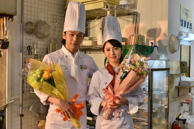 ドラマ『崖っぷちホテル!』クランクアップを迎えた浜辺美波(右)と中村倫也(左)