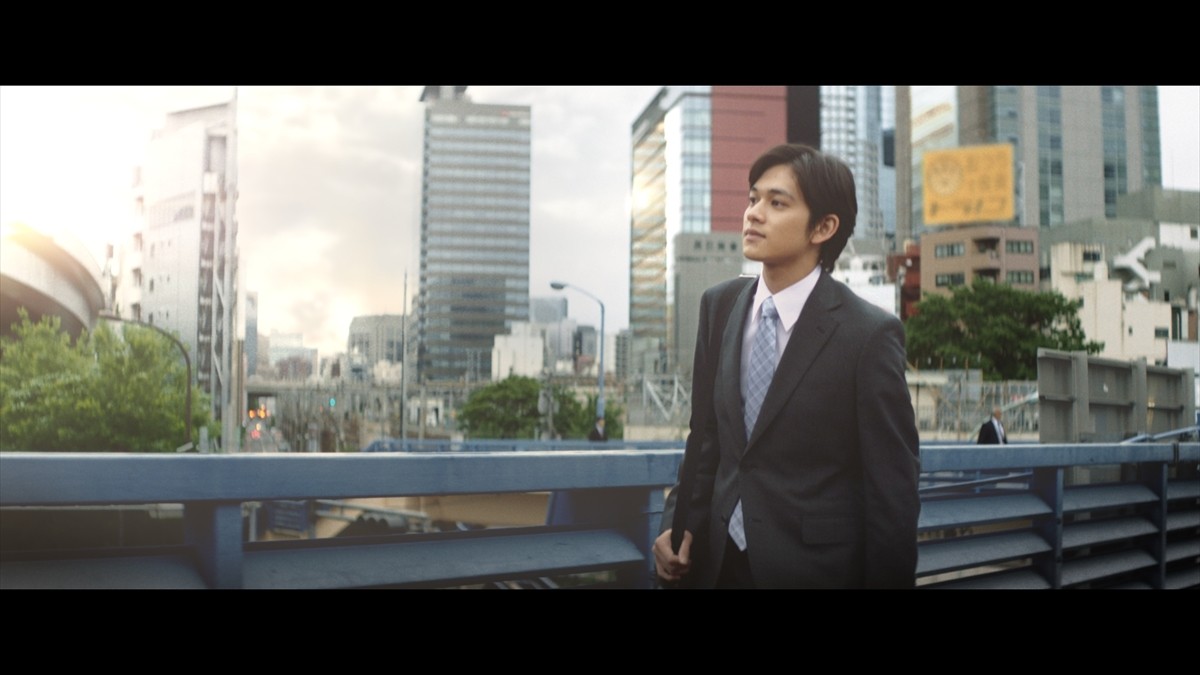 北村匠海、スーツ姿で新社会人に　JT新CMに登場