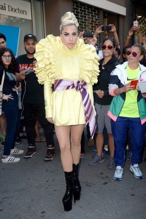 レディー・ガガ、2パターン披露した2018年5月30日のファッション