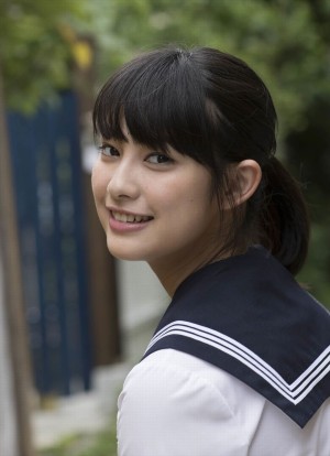 玉田志織写真集『はじめまして　16歳』（ワニブックス）より