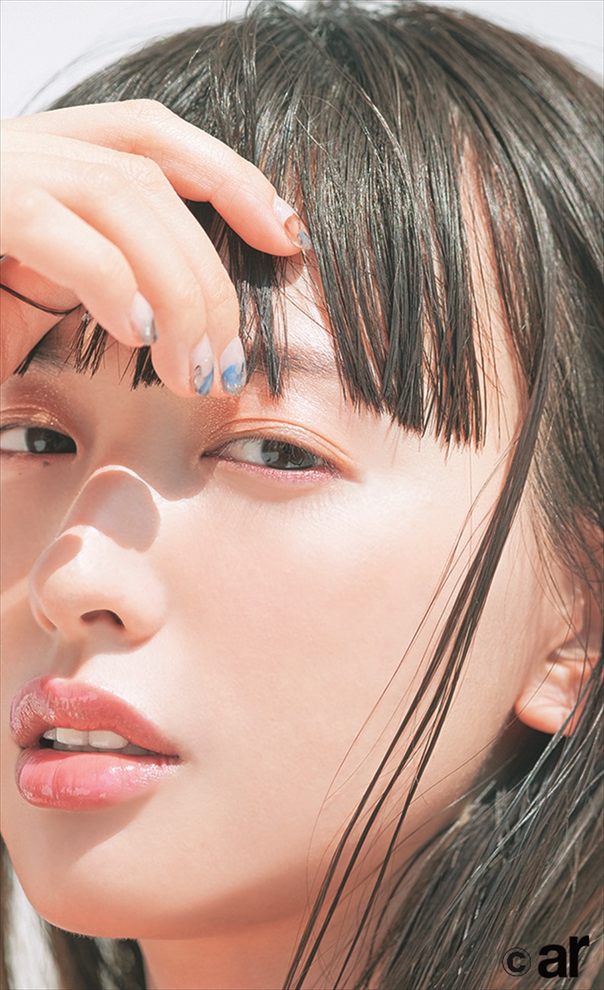 小松菜奈、ミニスカートで夏の爽やかな色気を解禁「ar」7月号に登場