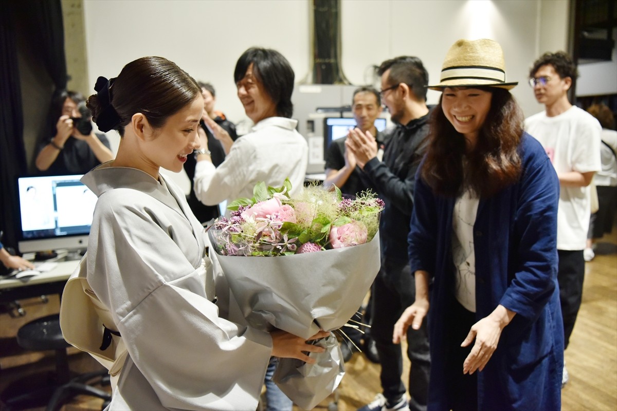 石原さとみが峯田和伸の頭で生け花!?『高嶺の花』ポスター解禁