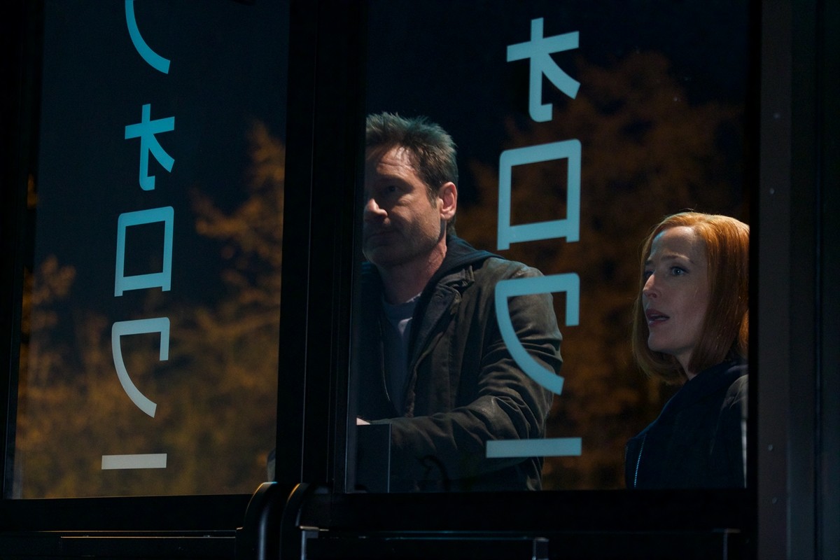 ドアに日本語で“フォロワー”『X‐ファイル 2018』新場面カット
