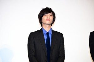 『劇場版 ドルメンX』公開記念舞台挨拶に出席した志尊淳