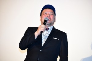 『劇場版 ドルメンX』公開記念舞台挨拶に出席した野性爆弾・くっきー