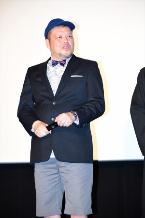 『劇場版 ドルメンX』公開記念舞台挨拶に出席した野性爆弾・くっきー