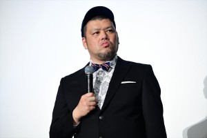 『劇場版 ドルメンX』公開記念舞台挨拶に出席した野性爆弾・くっきー