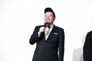 『劇場版 ドルメンX』公開記念舞台挨拶に出席した野性爆弾・くっきー