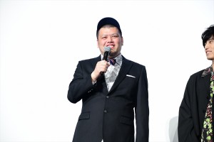 『劇場版 ドルメンX』公開記念舞台挨拶に出席した野性爆弾・くっきー