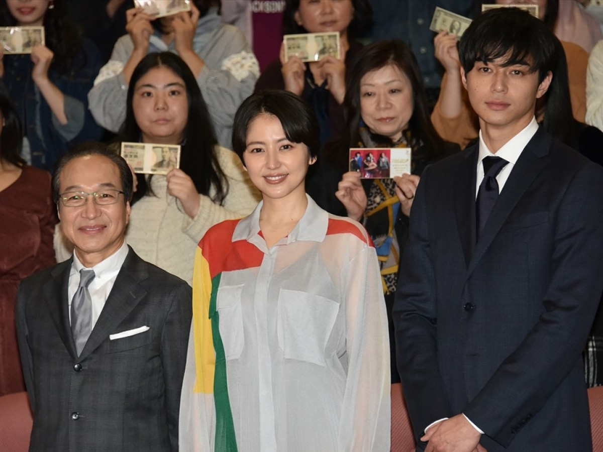 『コンフィデンスマンJP』完成披露試写会&舞台挨拶の様子。左から小日向文世、長澤まさみ、東出昌大