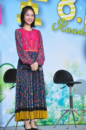 映画『センセイ君主』スペシャルステージイベント＆完成披露舞台挨拶に登場した浜辺美波