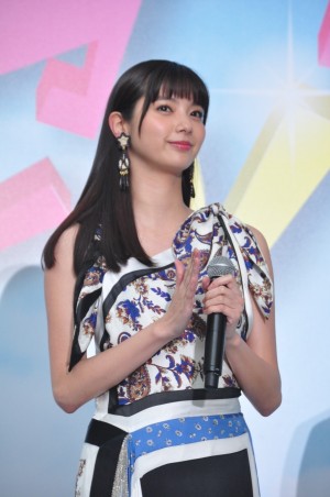 映画『センセイ君主』スペシャルステージイベント＆完成披露舞台挨拶に登場した新川優愛