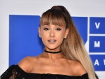 アリアナ・グランデ、婚約者と家具ショッピング＆同じ場所に新タトゥー