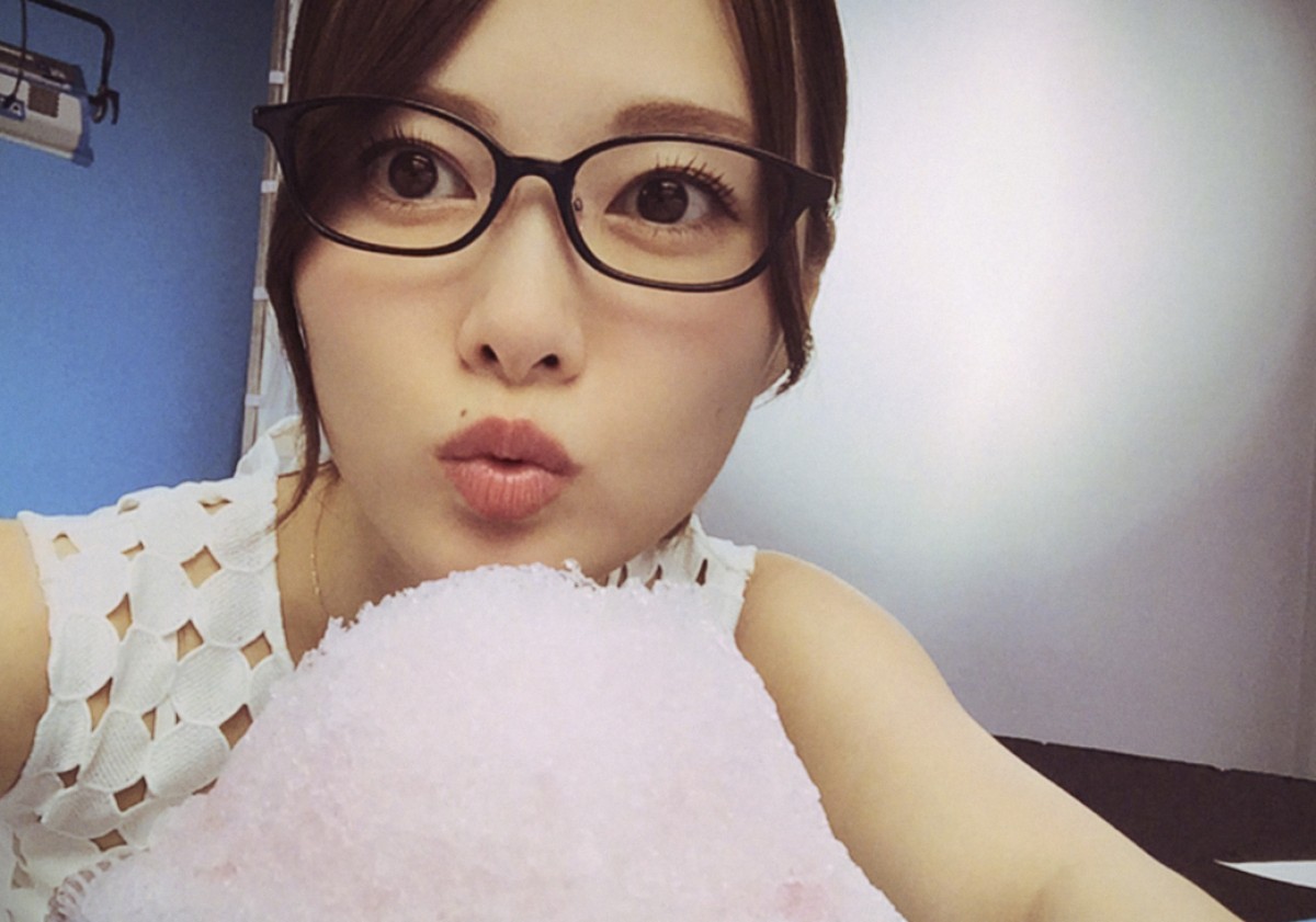 大きなかき氷とともに写る“メガネまいやん”の自撮りショット ※「shiraishimai_new(白石麻衣)」インスタグラム