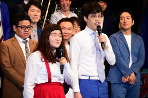 「M‐1グランプリ2018」開催会見に出席したゆにばーすのはら（左）と川瀬名人（右）