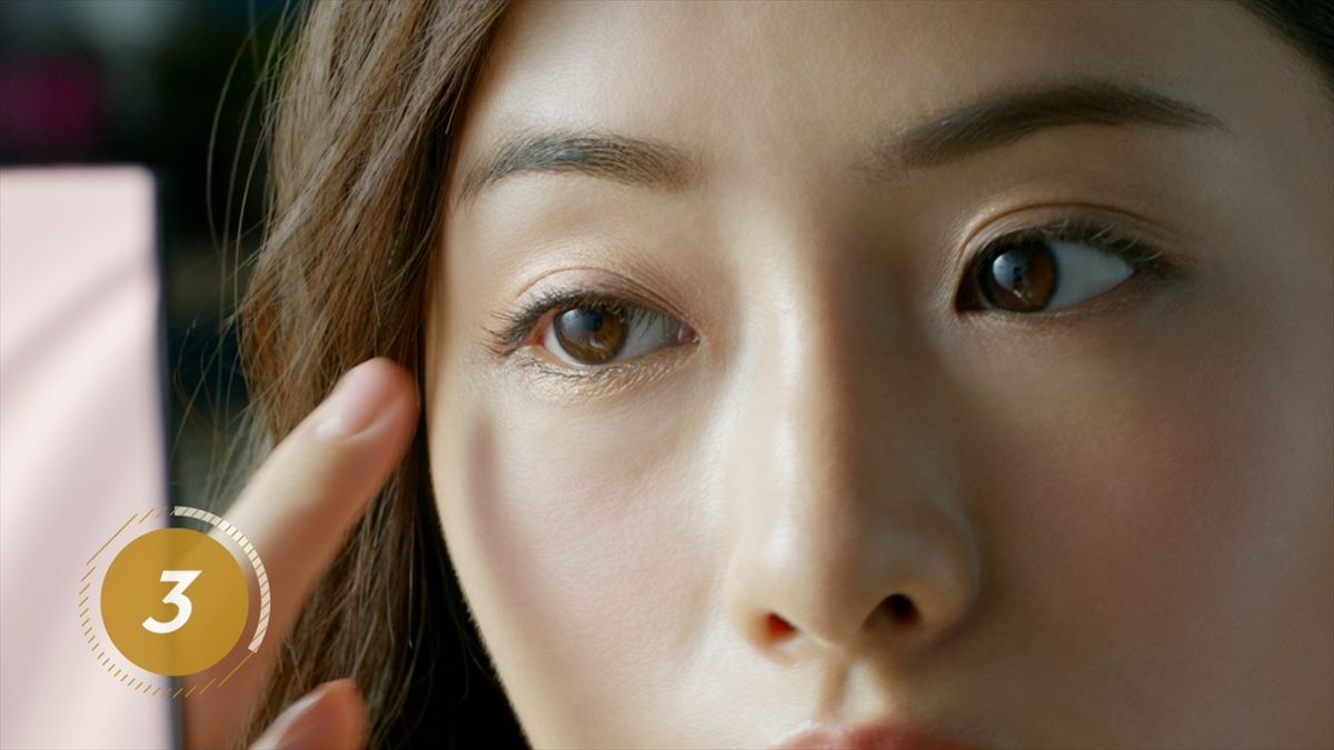 “なりたい顔 No.1” 石原さとみが10秒メイクにチャレンジ！