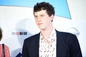 「フランス映画祭 2018」オープニングセレモニーに登場したフィネガン・オールドフィールド