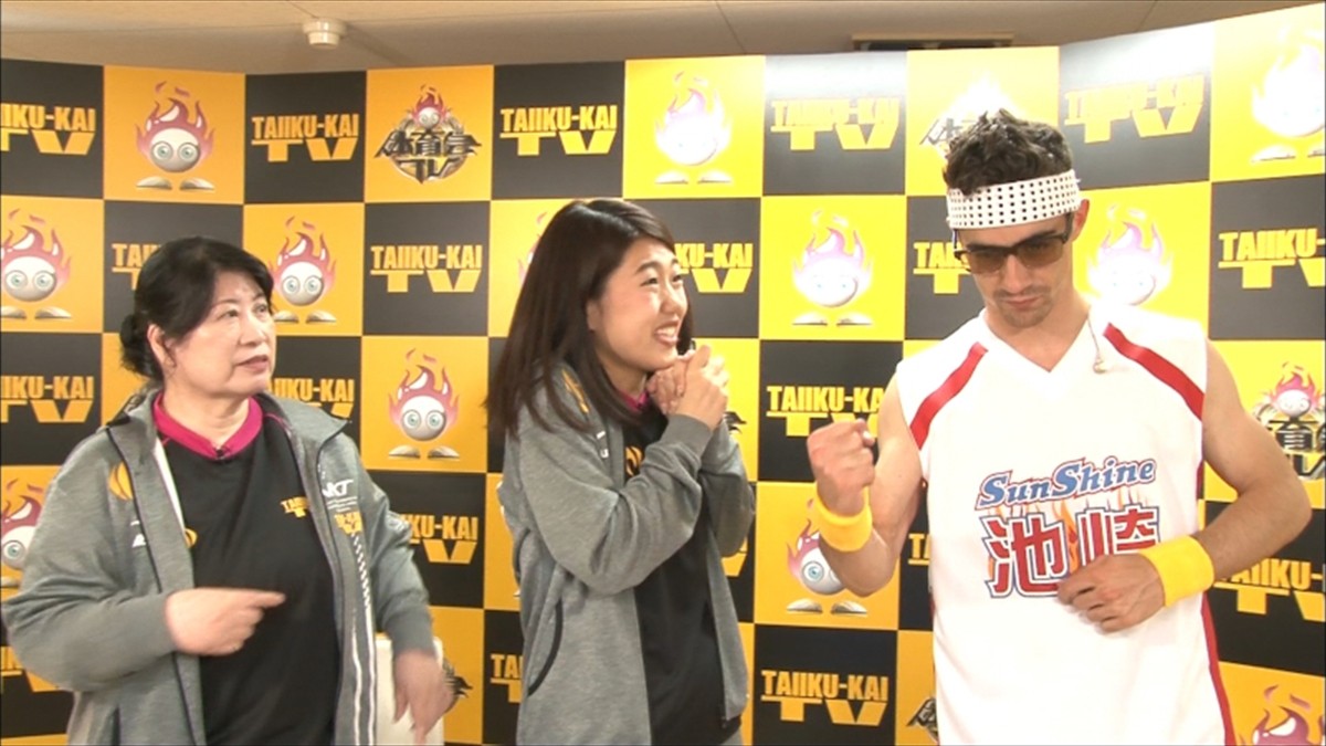 『炎の体育会TVSP』に出演したハビエル・フェルナンデス(左)