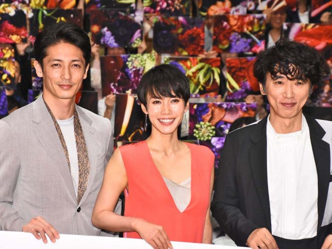 最終回を迎えた『あなたには帰る家がある』出演の(左から)玉木宏、中谷美紀、ユースケ・サンタマリア