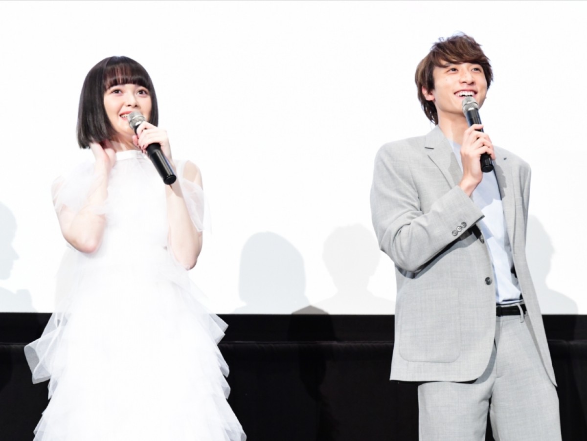 映画『わたしに××しなさい！』初日舞台挨拶に登壇した（左から）玉城ティナと小関裕太
