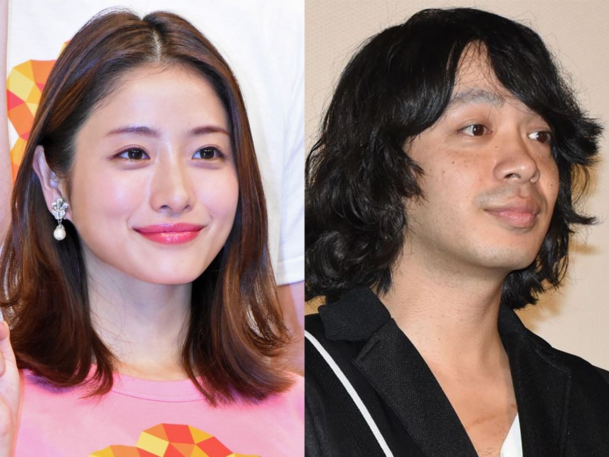 『しゃべくり007』に出演した石原さとみ(左)と峯田和伸(右)