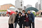 平野紫耀のクランクアップに駆けつけた“花晴れ”出演者。左から鈴木仁、中川大志、平野、杉咲花、中田圭祐