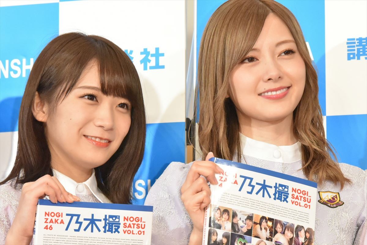 『乃木撮 VOL.01』刊行記者会見に出席した乃木坂46の秋元真夏(左)と白石麻衣(右)
