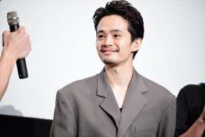 『君が君で君だ』完成披露舞台挨拶に登壇した池松壮亮